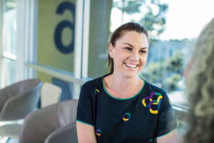 Icon cancer care team member smiling at patient.